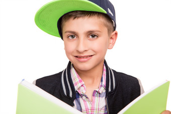 戴帽子的男孩在看书