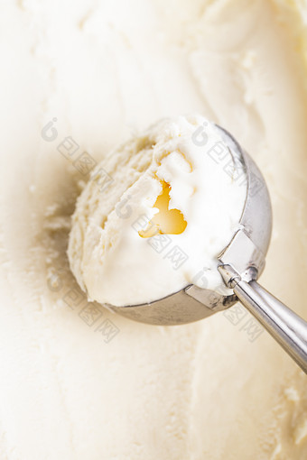 勺子中白色的奶油