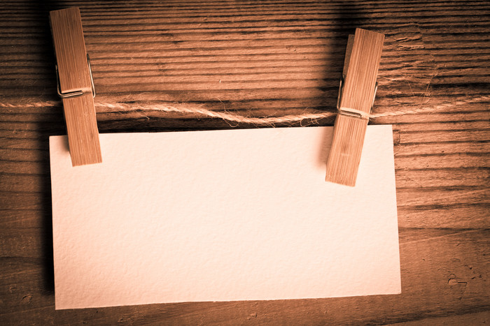 木夹夹住的白纸摄影图