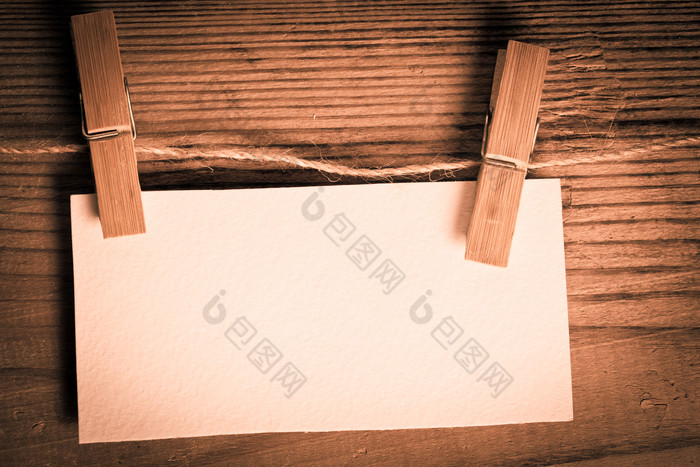 木夹夹住的白纸摄影图
