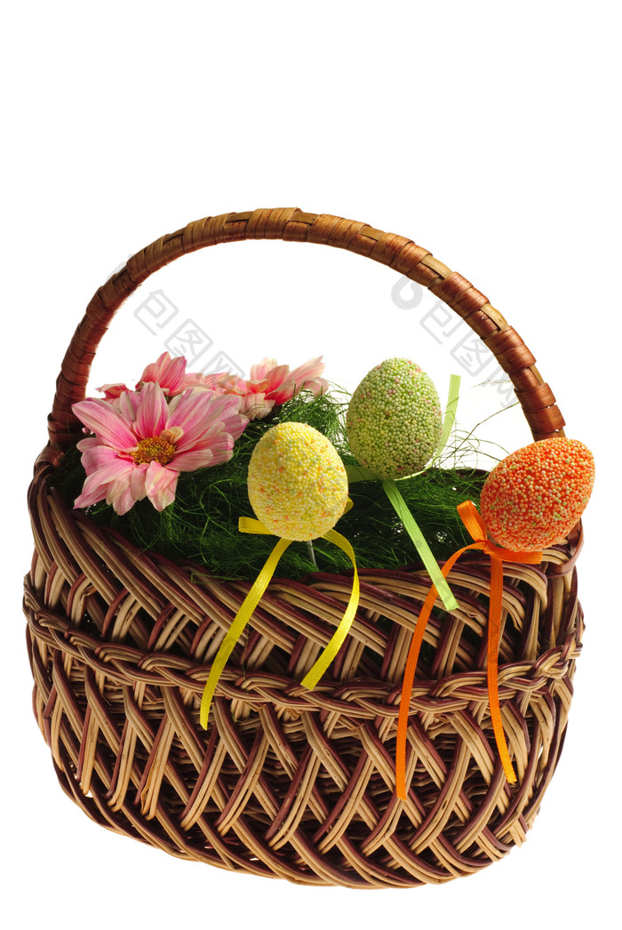 竹篮里的花卉和彩色鸡蛋