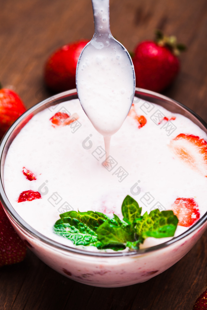草莓酸奶美食摄影图