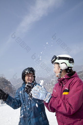 滑雪场玩雪的人摄影图