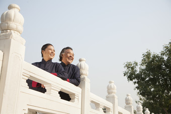 老年人男人爷爷户外桥上风景手势旅行摄影