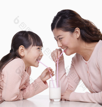 母女妈妈<strong>女孩</strong>儿童相视对视微笑喝牛奶