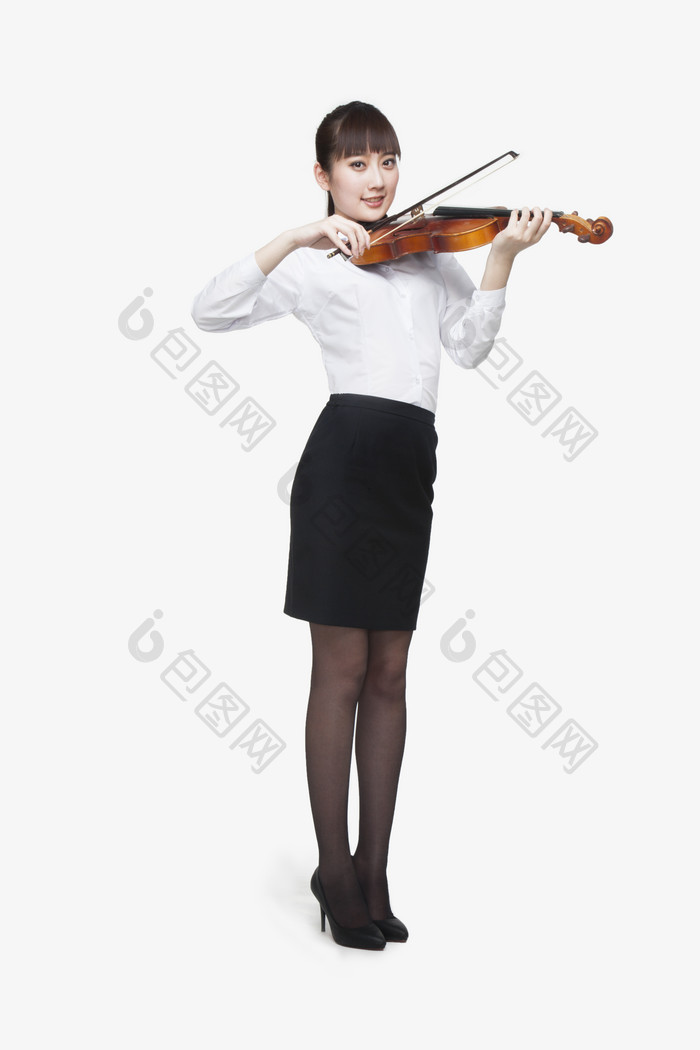 音乐家女生拉着小提琴微笑站着