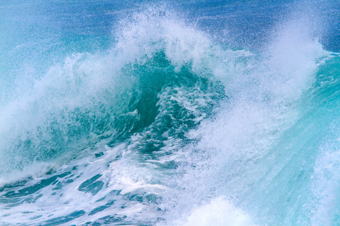 海边海浪冲击海水度假旅游风景摄影图