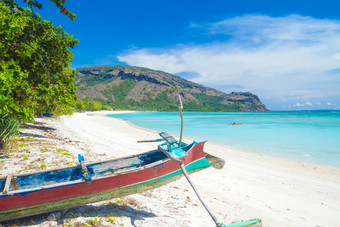 夏天海边游艇滑艇船度假蓝天白云海里旅行