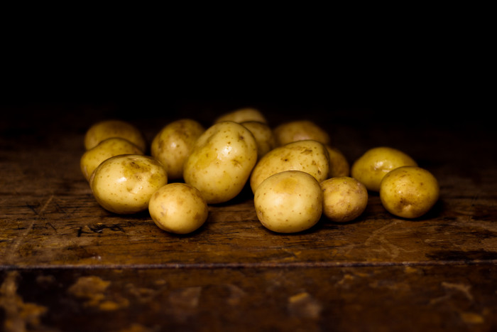 暗色调小土豆摄影图