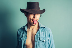 伸舌头的肌肉男摄影图
