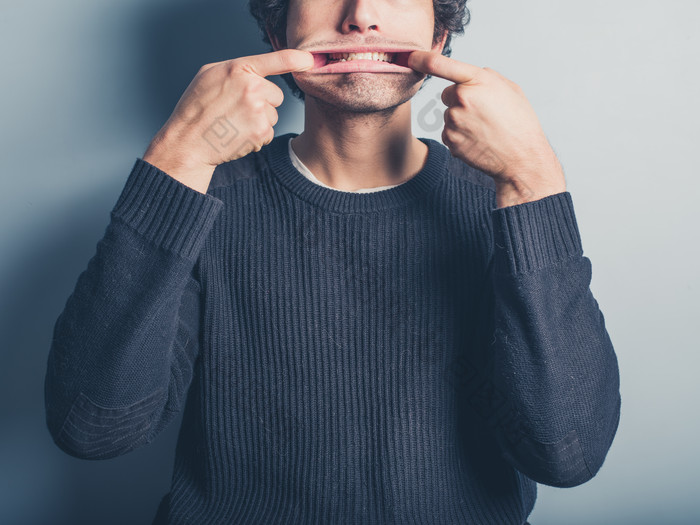 成年男人扯嘴巴摄影图