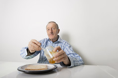 灰色调吃饭的老人摄影图