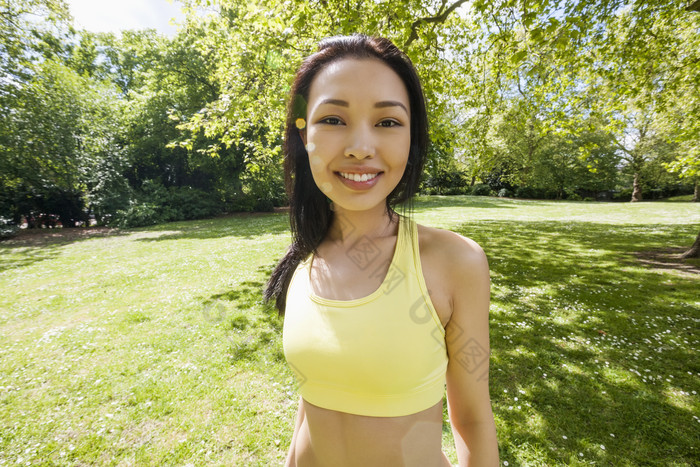 清新风草地上的活力女孩摄影图