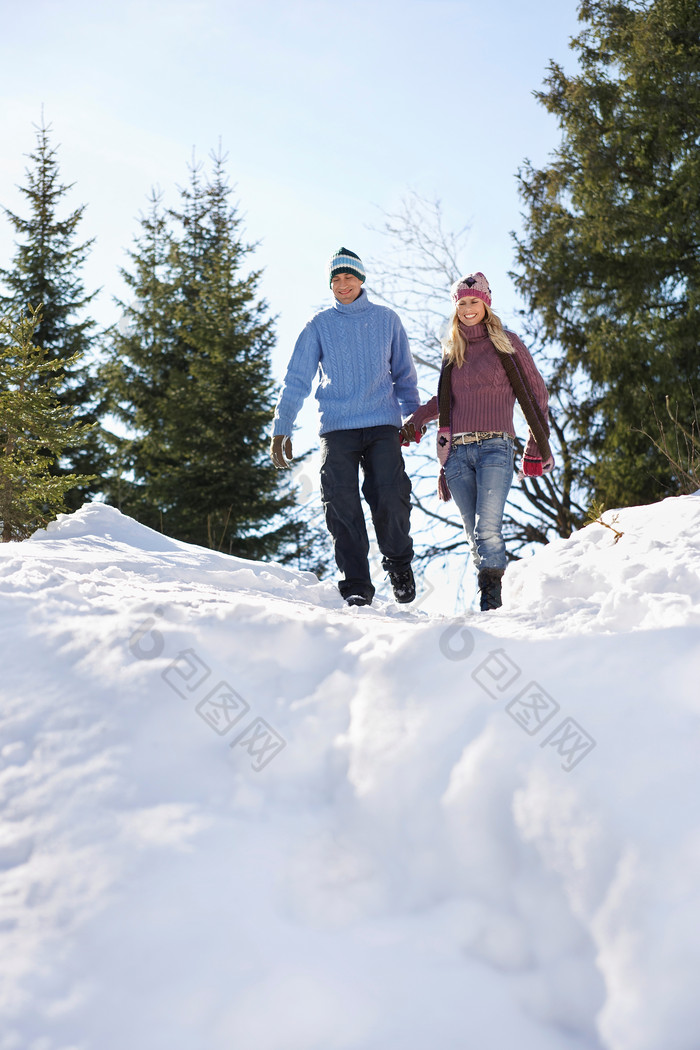 雪地牵手散步的夫妻