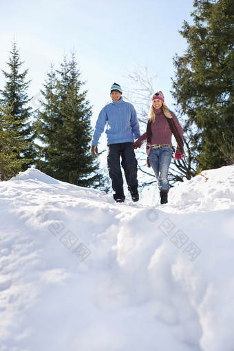 雪地牵手散步的夫妻