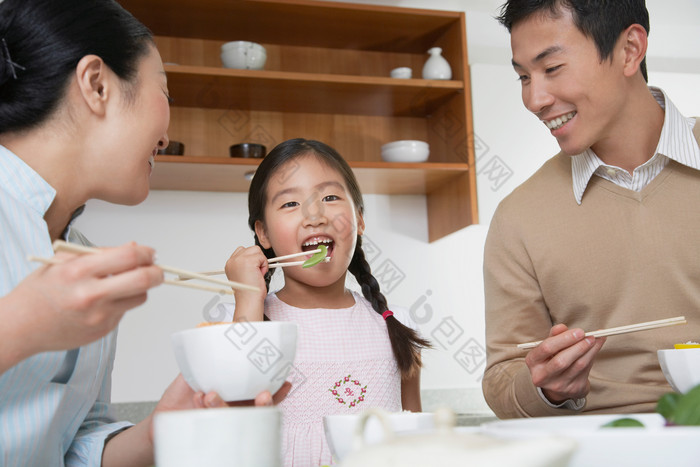 一家人在做饭摄影图