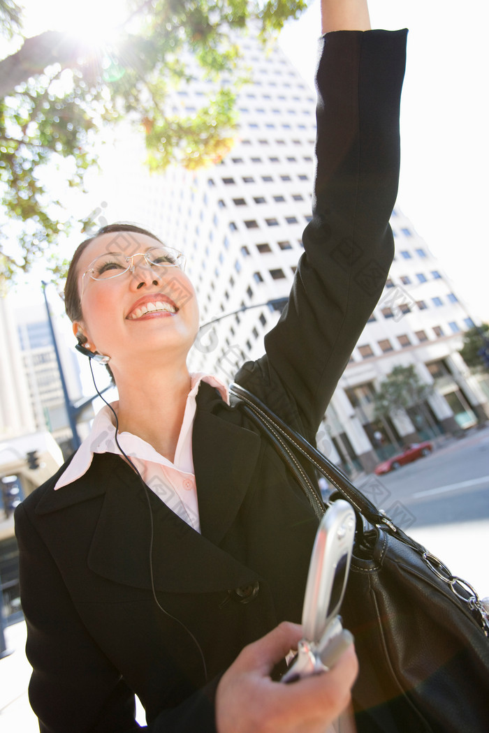 户外打招呼的商务女人