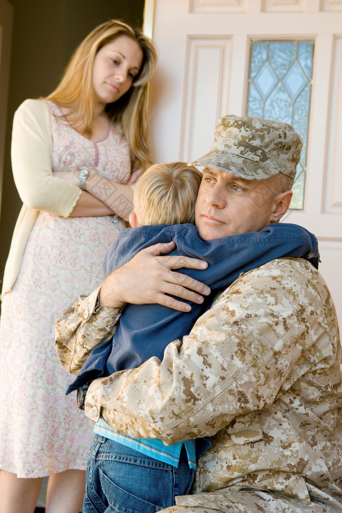 拥抱孩子的军人摄影图
