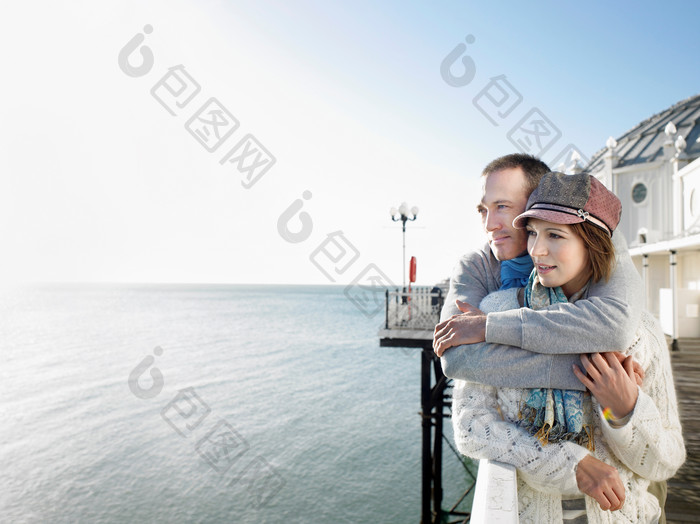 蓝色在船上拥抱的夫妻摄影图