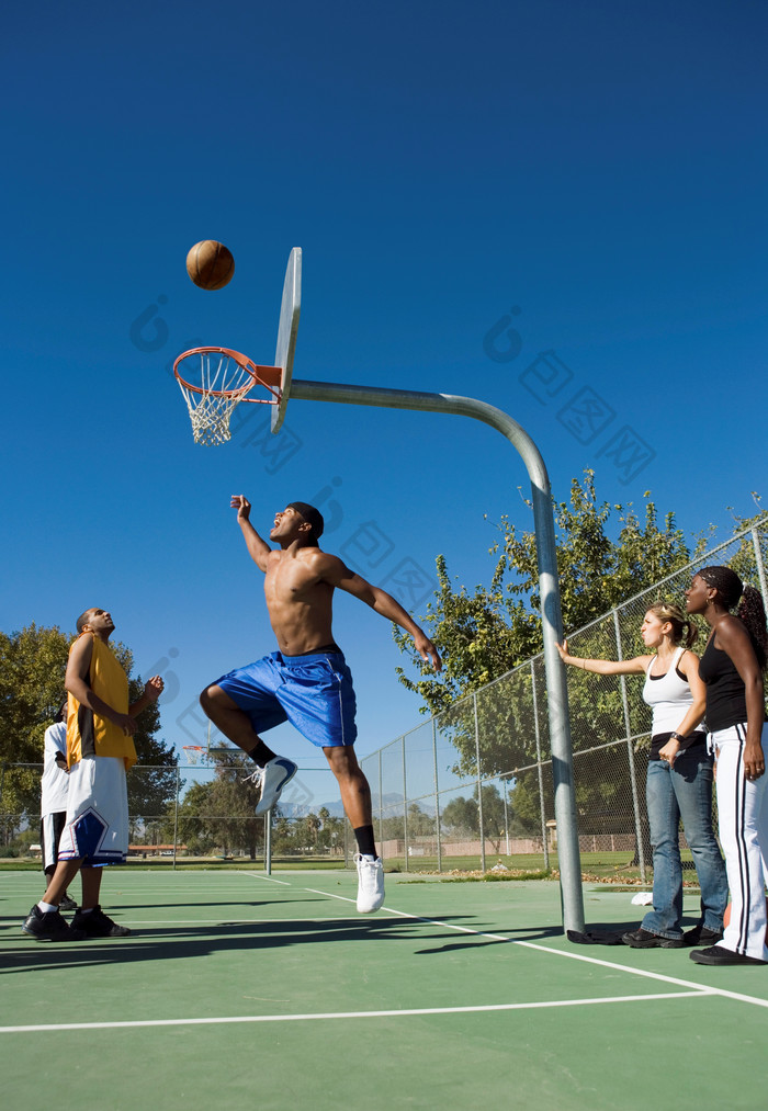 蓝色调打篮球的人摄影图