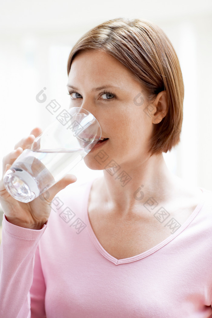 简约喝水的美女摄影图