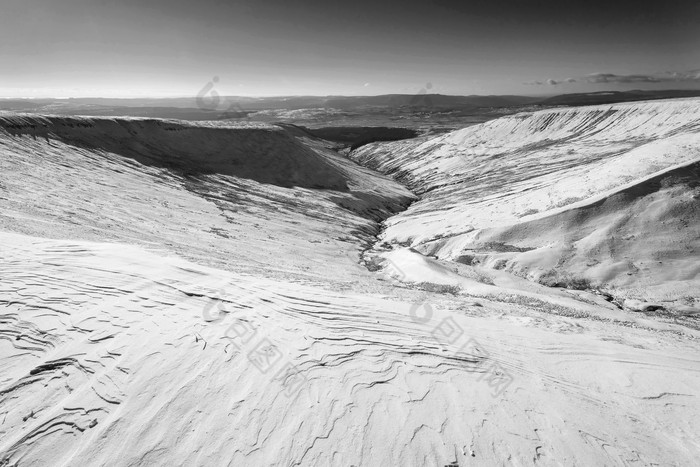 冬天雪景山坡摄影图