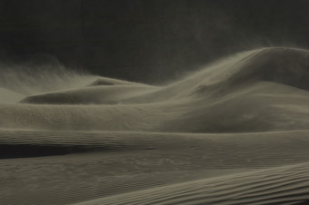 黑夜间的沙丘沙子