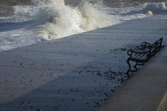 海岸边<strong>拍打</strong>飞溅的<strong>浪花</strong>