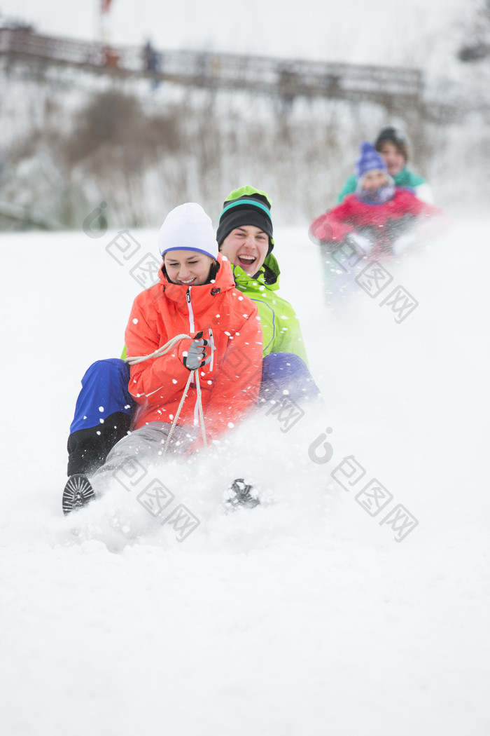 灰色冬天玩雪摄影图