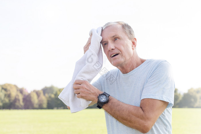 毛巾擦汗的运动男人