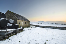 冬天雪地上的小房子