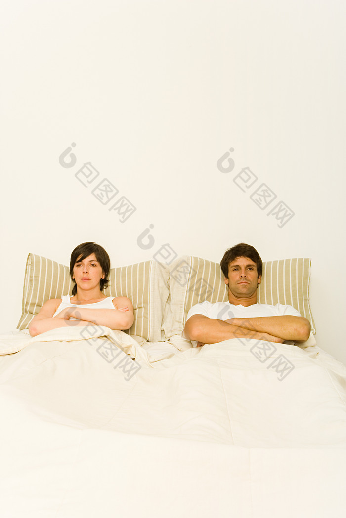 简约床上生气的夫妻摄影图