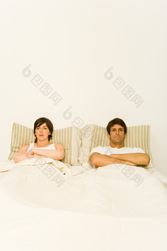 简约床上生气的夫妻摄影图