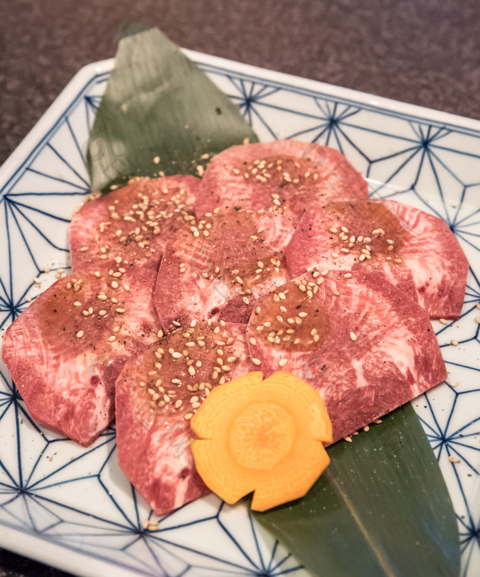 盘子里的雪花牛肉肉食