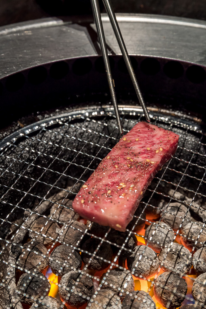 木炭烧烤牛肉美食