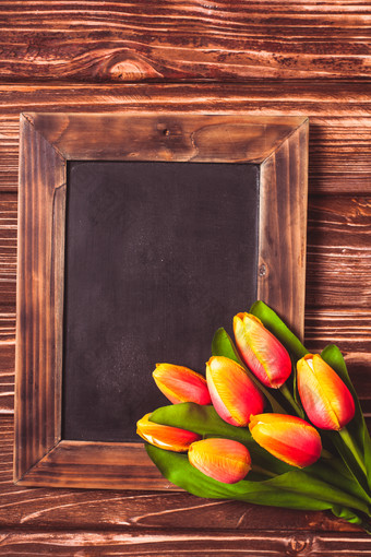 暗色调花卉下的木板摄影图