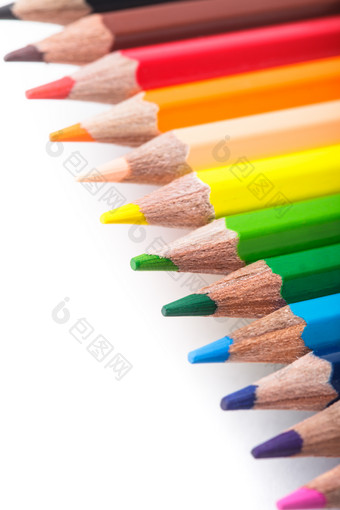 整齐摆放的彩色铅笔