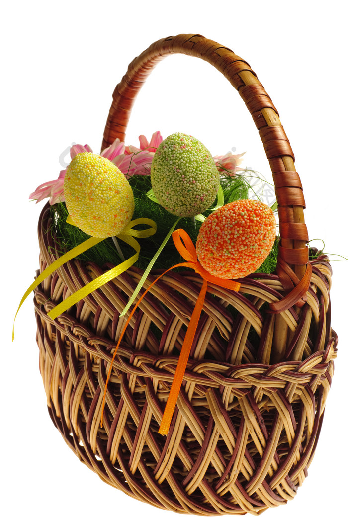 篮子上的花朵和彩色鸡蛋