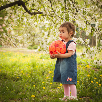 梨树下抱着皮球的女孩