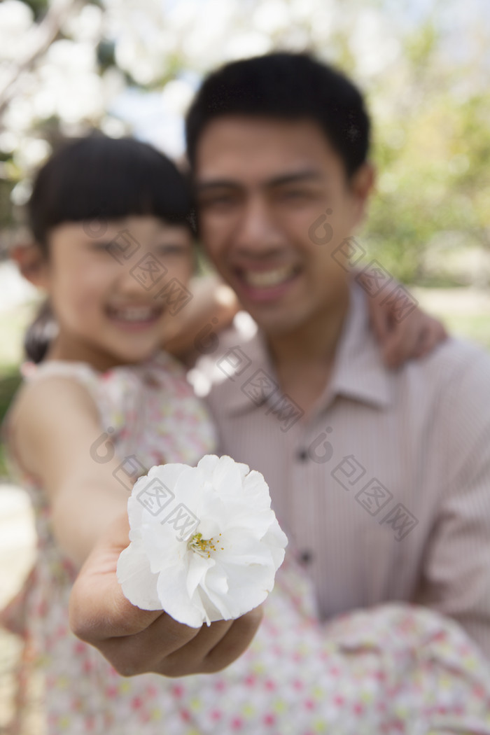 手持小白花的父女