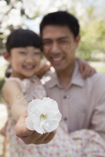 手持小白花的父女