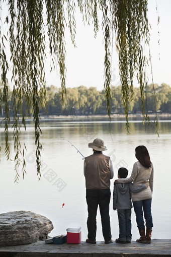 一家人<strong>爸爸</strong>妈妈儿子家庭江边河流钓鱼摄影图