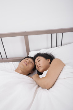 简约在睡觉的夫妇摄影图