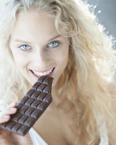 简约风吃巧克力的美女摄影图