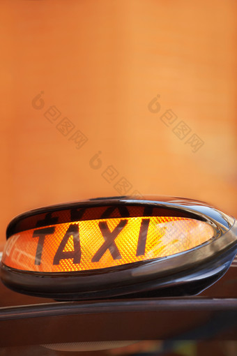 橙色调出租车顶灯摄影图