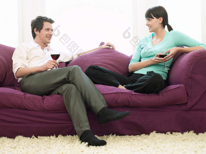沙发上喝红酒聊天的夫妻