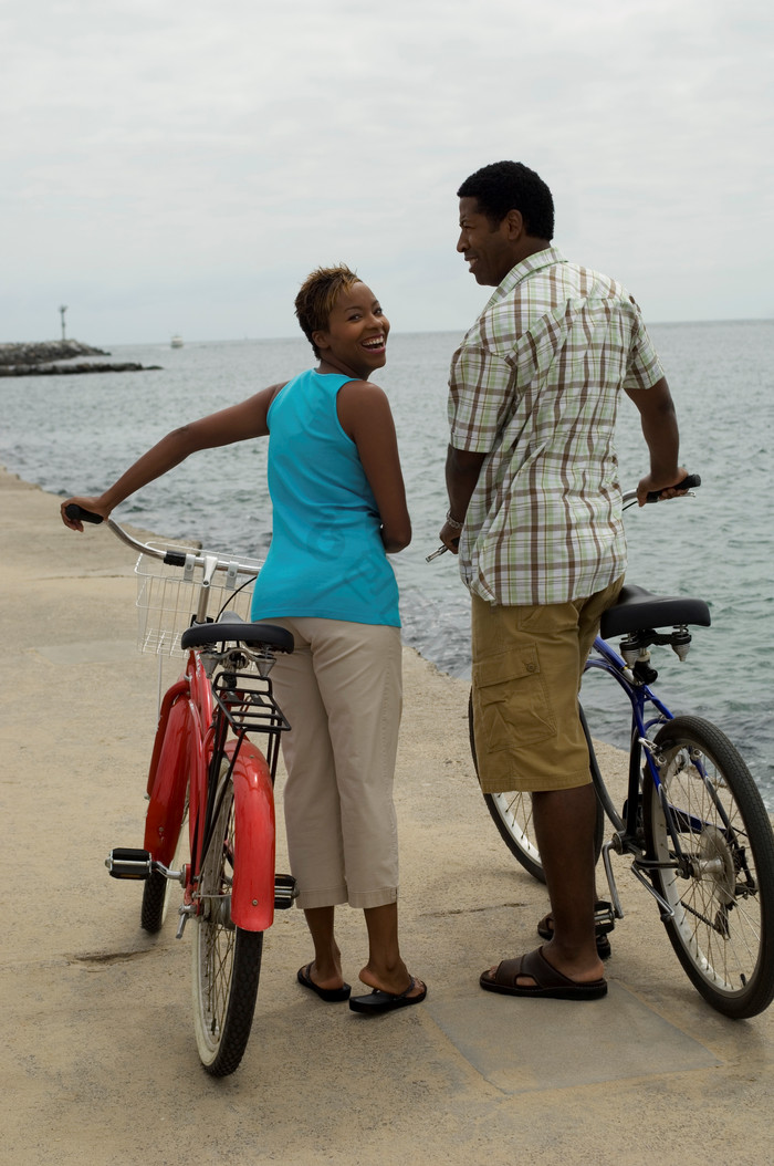海边推自行车夫妻图片