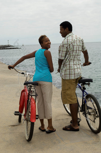海边推自行车夫妻