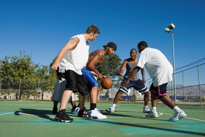 蓝色调玩篮球的男人们摄影图