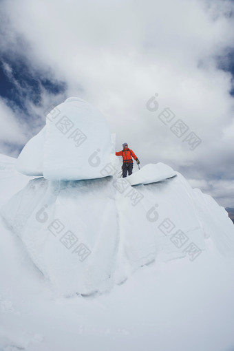 简约登上雪山摄影图